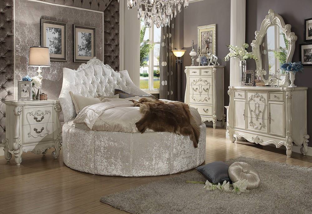 تخت خواب گرد سلطنتی و کلاسیک که در اتاقی با دکوراسیون کلاسیک و دیوارهای تیره چیده شده است